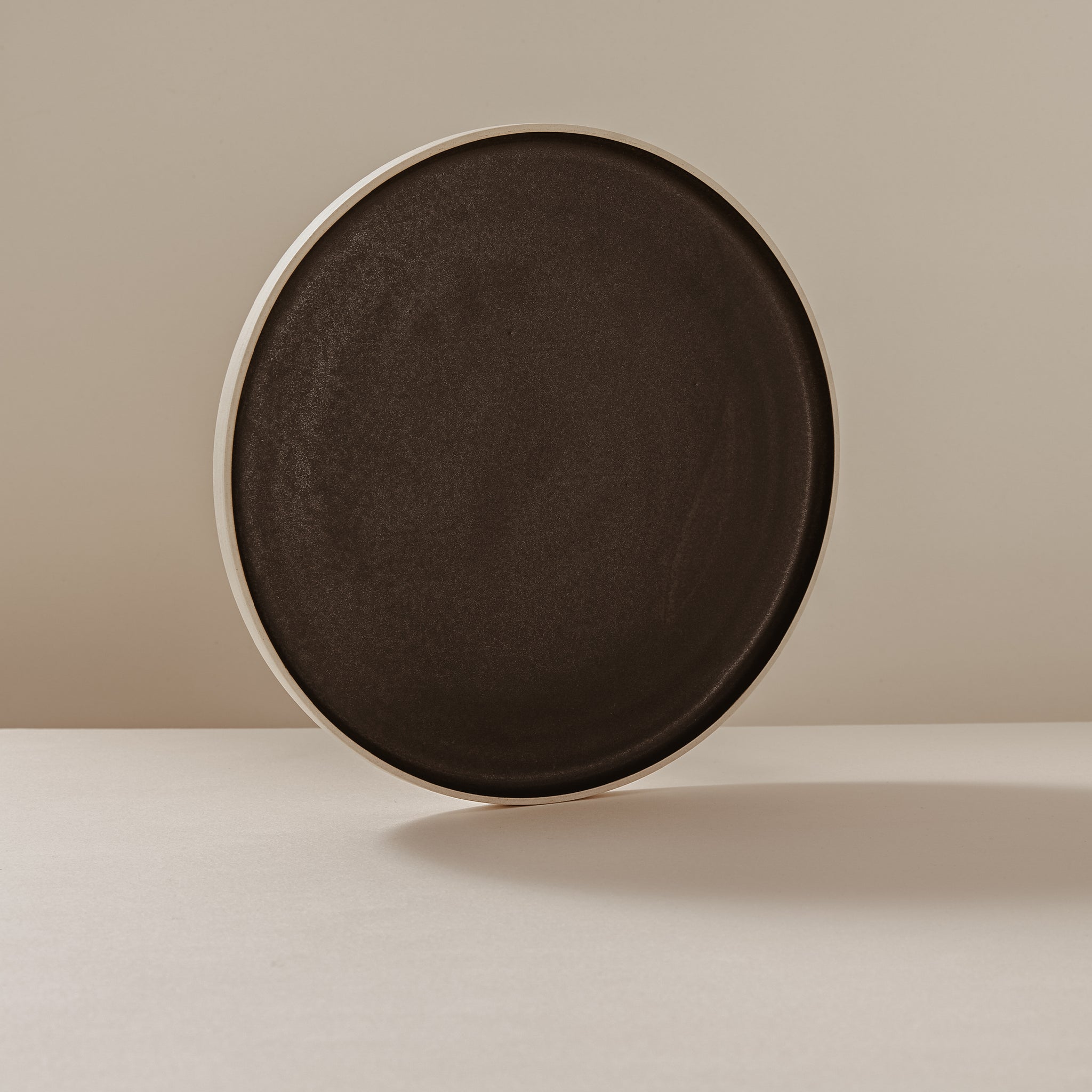 handgemachter großer Teller AGATA mit 25cm Durchmesser in schlichtem Design mit matt-schwarzer Glasur von claï studio ceramic atelier
