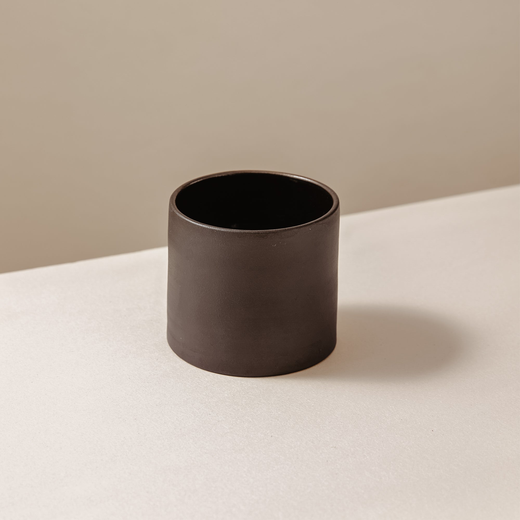 handgemachte Tee oder Kaffee Tasse AGATA 180ml aus schwarzem Ton in schlichtem Design mit matt-schwarzer Glasur von claï studio ceramic atelier  Alt-Text bearbeiten