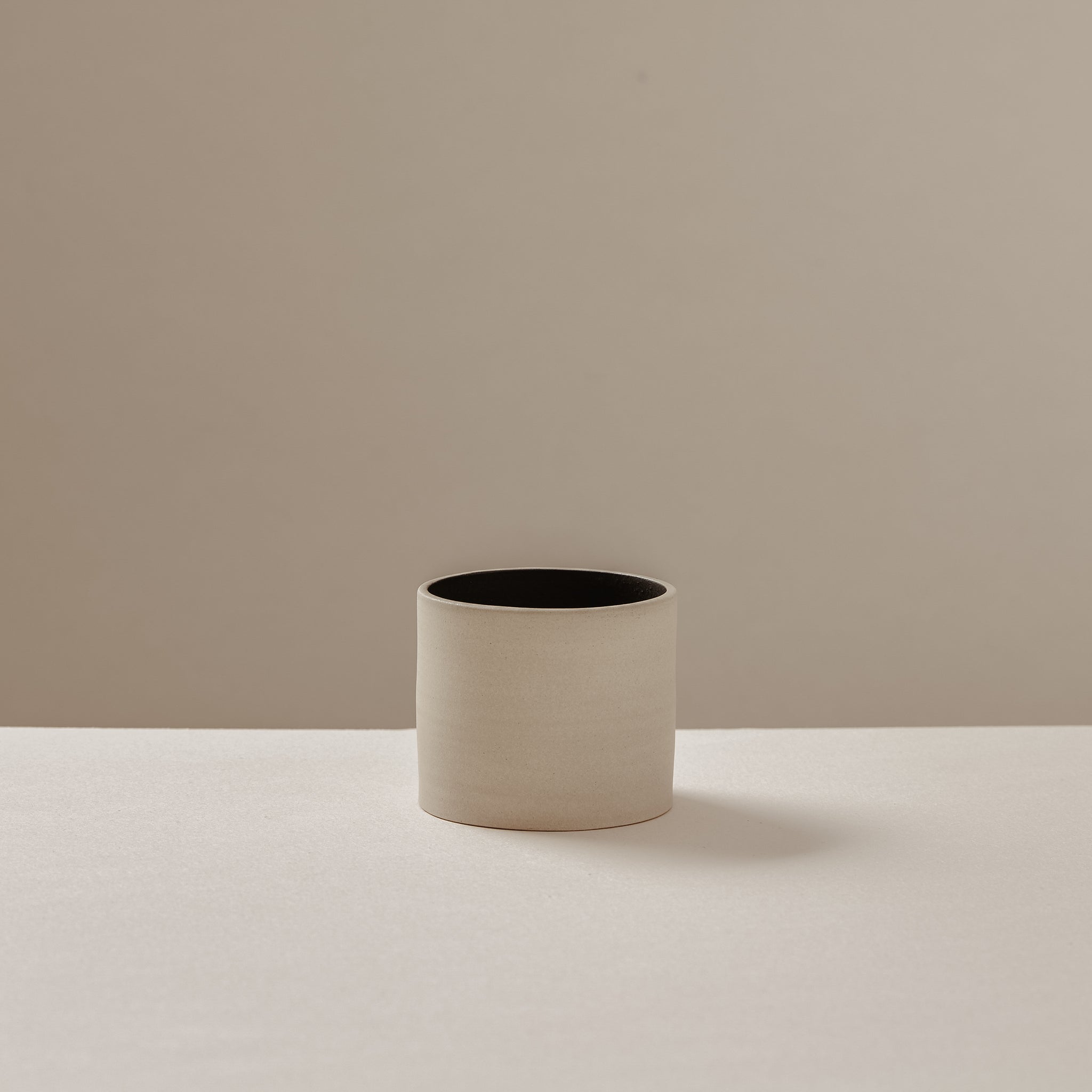 handgemachte Espresso Tasse AGATA 100ml in schlichtem Design mit matt-schwarzer Glasur von claï studio ceramic atelier  Alt-Text bearbeiten